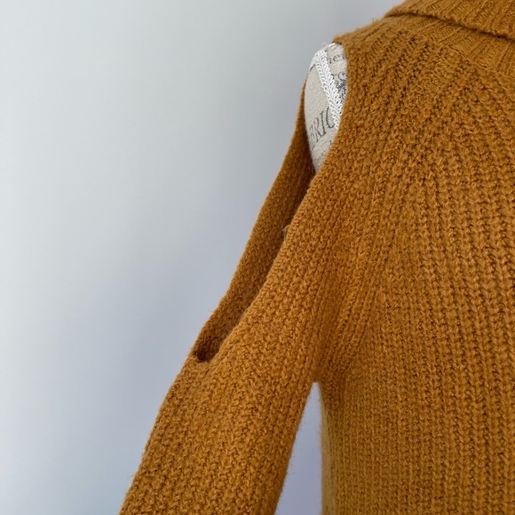 Turtle neck shoulder cut out sweater - Picture 5 of 7